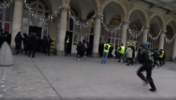 VIDEOS. A Paris, les manifestants ont envahi la Gare de l'Est