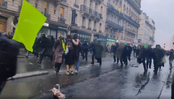 VIDEO. Paris. Charge d'une extrême violence contre le cortège, plusieurs blessés
