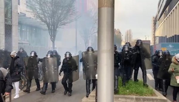 Grévistes frappés, gazés et interpellés : la gendarmerie réprime un piquet des éboueurs à Ivry