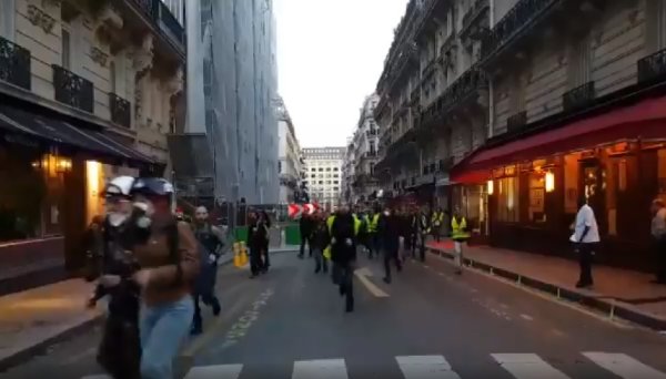 VIDEO. A Paris, les Gilets jaunes baladent la police et se dirigent vers les Champs Elysées