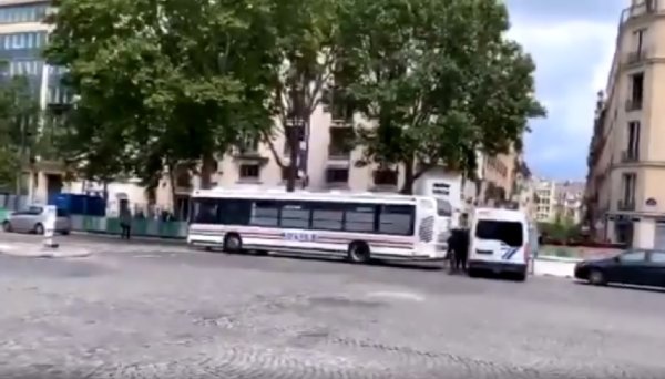 VIDEOS. Acte 28 : à Paris, des manifestants nassés, un bus de police fait son apparition : des interpellations en masse ?