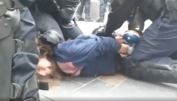 VIDEO. Une femme violentée : scandalisée, une journaliste hollandaise filme avant que la police l'en empêche