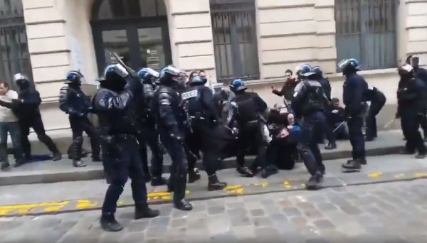 VIDEO. Acte 66 : A Rennes, la police matraque à la chaîne