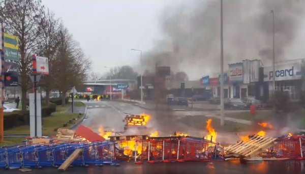 VIDEO. Rouen : des Gilets Jaunes bloquent une zone commerciale, des barricades sont enflammées