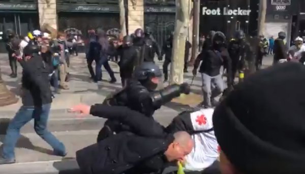 VIDEO. Champs Elysées : un policier se déchaîne à mains nus des streets-medics