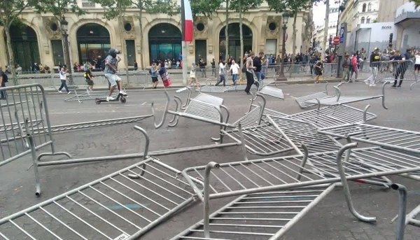 14 juillet : les Gilets jaunes montent des barricades sur les Champs Elysées