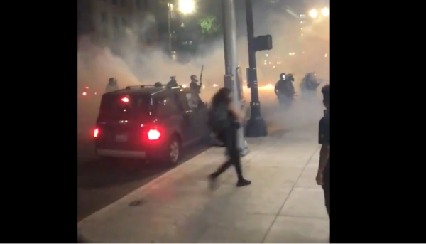 A Portland les policiers mettent un genou à terre... puis gazent et grenadent les manifestants