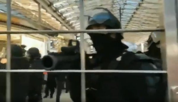 VIDEOS. La police enferme les manifestants Gare du Nord et gaze à l'intérieur où il y a des enfants