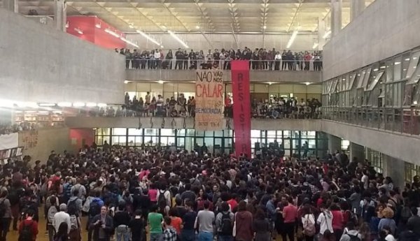 Des pro-Bolsonaro repoussés des universités de Brasilia et de São Paulo par les étudiants