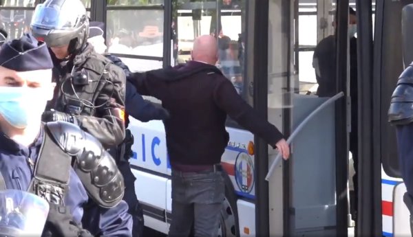VIDEO. Arrestation par la police de plusieurs Gilets Jaunes rassemblés place de la République