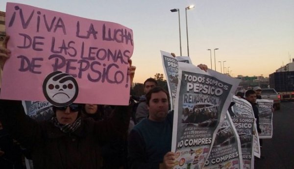 Barrages filtrants et manifestation à Buenos Aires pour PepsiCo