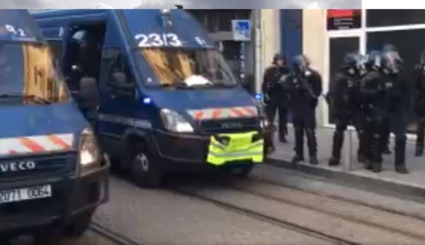 VIDEO. Bordeaux : un Gilet jaune accroché à un camion de CRS 