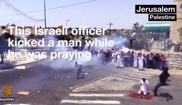 Vidéo. Un soldat israélien donne un coup de pied à un Palestinien en train de prier