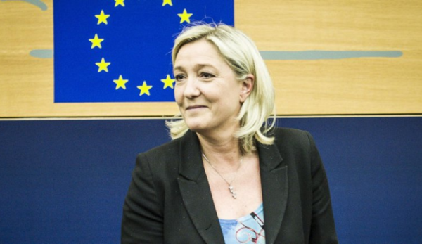 Marine Le Pen veut interdire la binationalité hors Union européenne et taxer de 10% le salaire de tous les étrangers