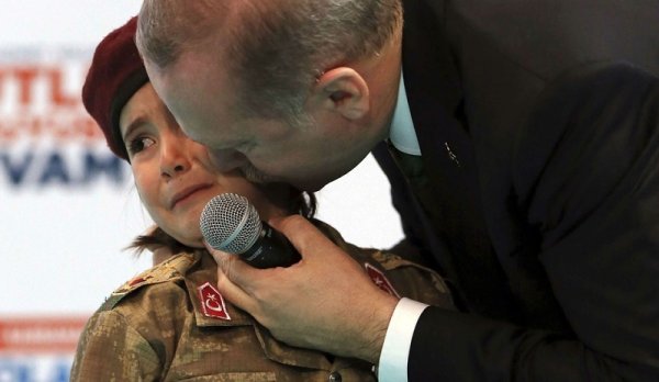Au congrès de l'AKP, Erdogan assure à une enfant les honneurs si elle tombe « en martyr »
