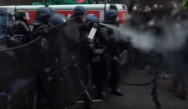 VIDEO. La police réprime à la manif des cheminots à Paris - Street Politics