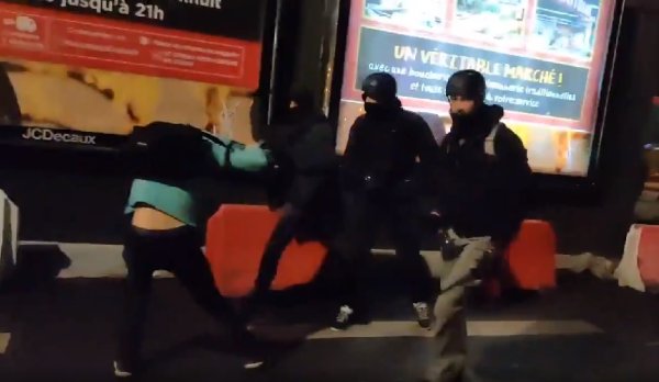 VIDEO. Paris. "Deux manifestants tirés au sol par des policiers en civil tout de noir vêtus"