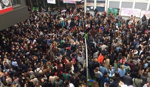 Université Paris 3 : une AG historique de 2000 personnes vote la grève
