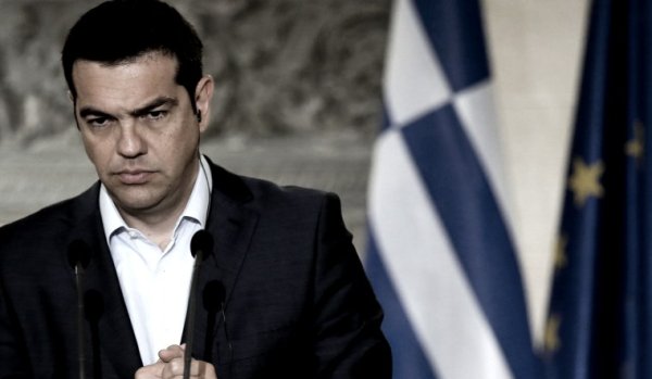 Sous pression, Tsipras maintient le référendum mais cède devant les créanciers 