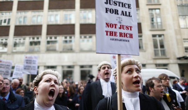 Inflation : la grève des avocats anglais pour l'augmentation de l'aide juridictionnelle continue