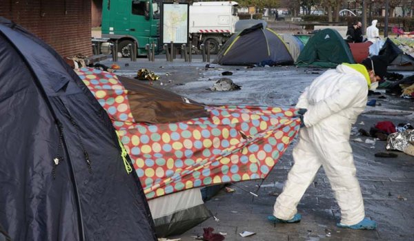 À Paris, la police enlève les couvertures aux migrants