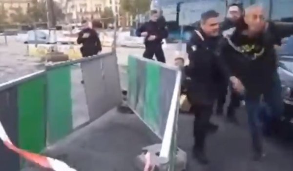 VIDEO. Acte 24 à Paris : un homme pacifique projeté gratuitement au sol par un policier