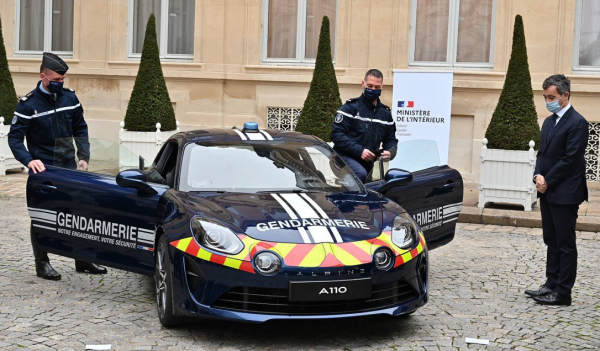 Argent magique pour les flics : Darmanin offre 26 voitures de sport à la gendarmerie