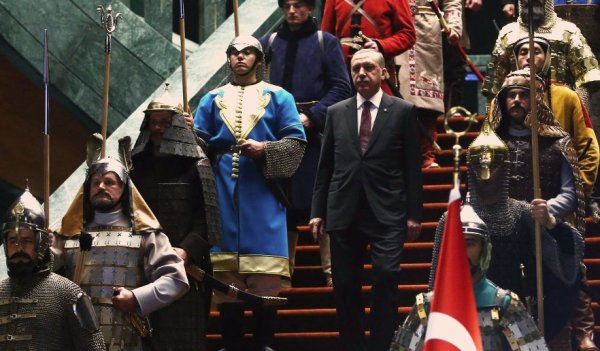 Après le coup d'Etat avorté, Erdoğan renforce son pouvoir autoritaire et antipopulaire 