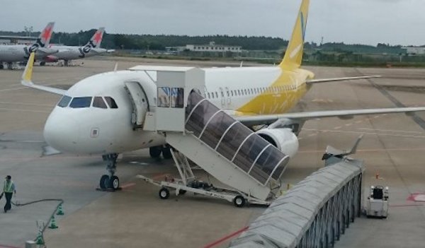 Japon : Un homme handicapé forcé de ramper pour monter dans un avion