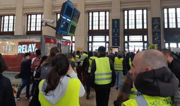VIDEO. Acte XVI : à Bordeaux, les Gilets jaunes envahissent la gare SNCF 