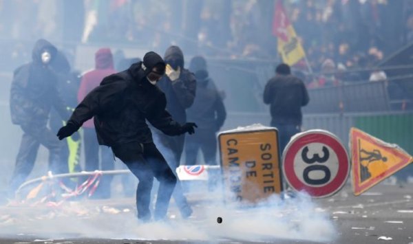 Provocations, affrontements et manif cassée en deux : le 1er mai à Paris