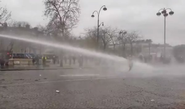 VIDEO. Un manifestant inoffensif se fait violemment renverser par un canon à eau à bout portant 