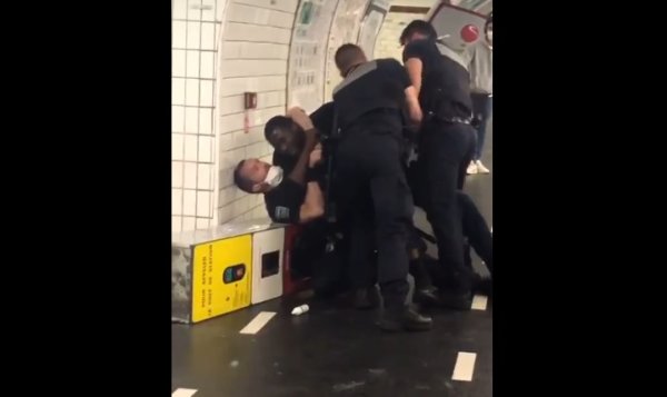 VIDEO. « 19 contre 1 » : la Sûreté RATP se déchaîne contre un homme noir dans le métro