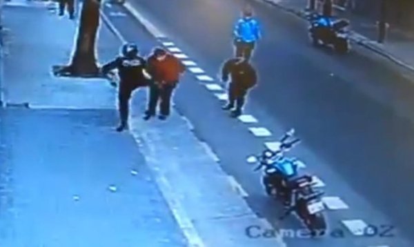 [Video] Un policier de Buenos Aires tue d'un coup de pied une personne qui « gênait la circulation »