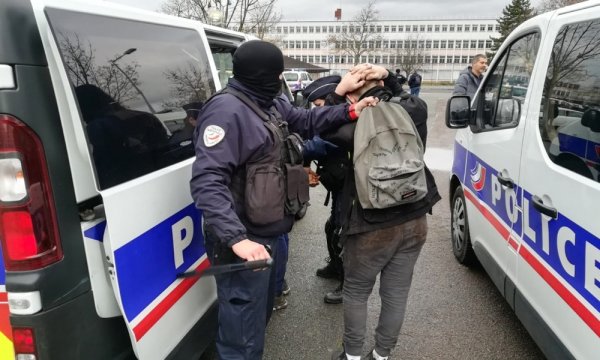 Interpellation massive de 148 lycéens dans les Yvelines : le gouvernement durcit la répression