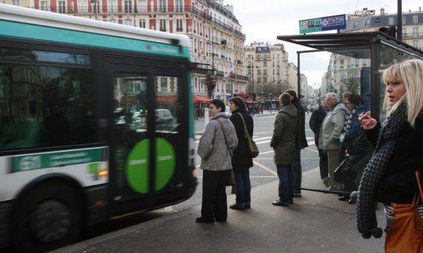 Malgré le Covid-19, la direction de la RATP maintient la vente de tickets à bord des bus