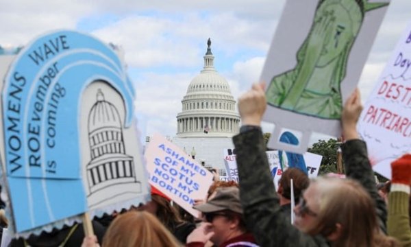 Etats-Unis : les Démocrates instrumentalisent le droit à l'avortement pour les élections de mi-mandat