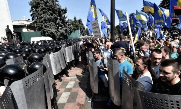 Affrontements violents à Kiev. Deux policiers morts et des dizaines de blessés