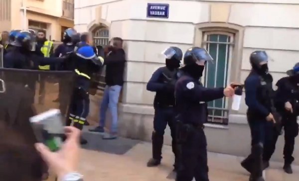 VIDEO. Un policier boxe un jeune manifestant lors de l'Acte 8 : mais où sont les médias ?