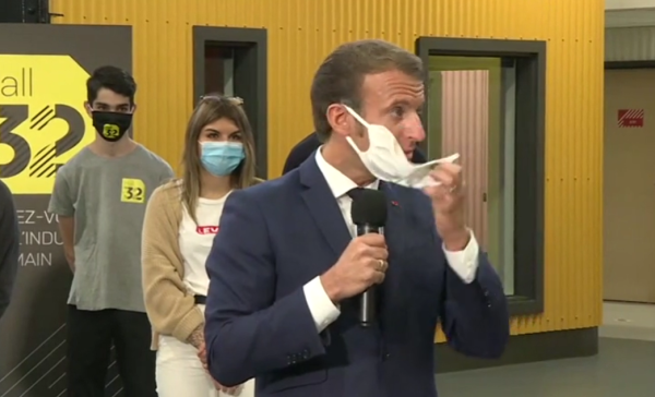« Je pense m'étouffer avec ça » : Macron incapable de faire son discours avec le masque donné aux professeurs