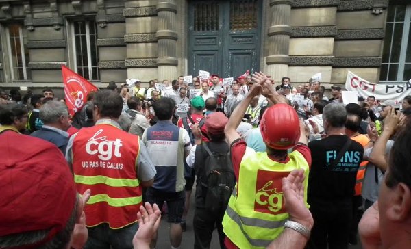 Solidarité ouvrière devant le tribunal de Versailles, pour exiger la relaxe de Farid, militant CGT à PSA Poissy