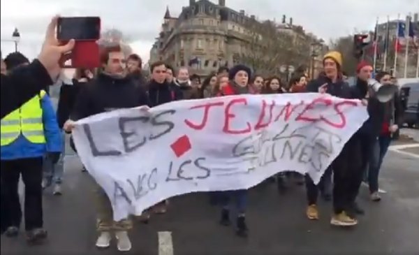 VIDEO. A Paris, le cortège étudiants rejoint les Gilets Jaunes