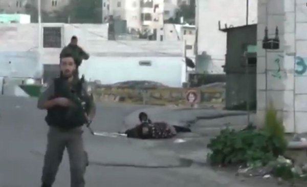 [Vidéo] Des soldats israéliens tirent sur une jeune palestinienne et la laissent se vider de son sang