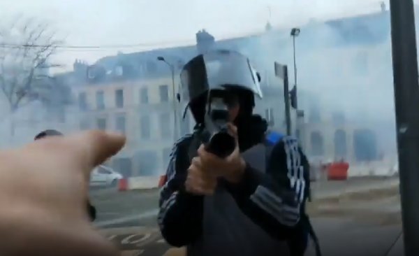 VIDEO. Rouen : La BAC cible à la tête son flashball sur un journaliste filmant la répression