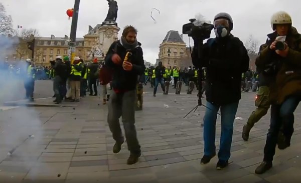 VIDEO. La police envoie une grenade au milieu de journalistes, un manifestant blessé au visage, ses lunettes volent