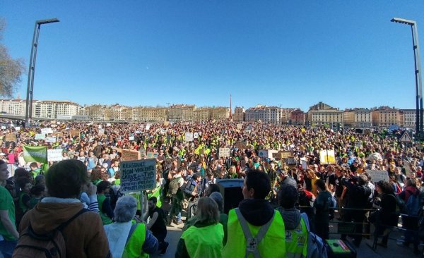 Des Gilets jaunes à la marche pour le climat : près de 500 000 manifestants pour faire plier Macron