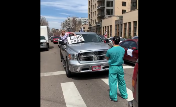 VIDEO. Etats-Unis. Des infirmières s'opposent aux militants d'extrême-droite qui défilent à Denver