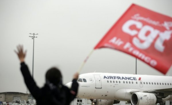 Après avoir reçu 7 milliards d'aides, Air France supprimera 7 585 emplois