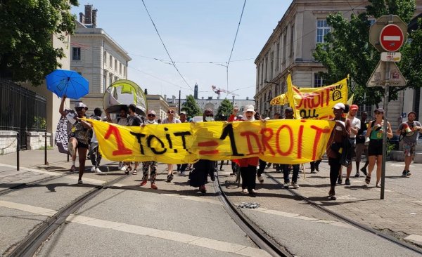Mal-logement à Grenoble : le DAL poursuit le bras de fer avec la ville en occupant la place de Bonne