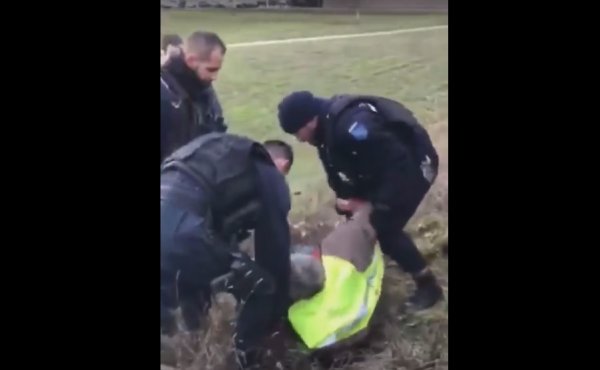 VIDEO. À Romilly, des gendarmes interpellent et plaquent au sol une personne âgée Gilet jaune 